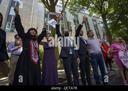 Tawakkol Karman, lauréate du prix Nobel, Sarah Leah Whitson, directrice générale DE DAWN, Nihad Awad, Directeur exécutif du Conseil des relations américano-islamiques (CAIR), et Abdullah Alaoudh, directeur de recherche, saoudien et eau, démocratie pour le monde arabe maintenant (AUBE), Et Raed Jarrar, le directeur du plaidoyer DE DAWN, se tient devant la cérémonie de dévoilement pour un panneau de rue nommé d'après le regretté journaliste du Washington Post Jamal Khashoggi, 'Khashoggi Way, à l'extérieur de l'ambassade d'Arabie Saoudite à Washington, DC mercredi, 15 juin 2022. Biden devrait rencontrer le prince héritier saoudien Mohammed bi Banque D'Images