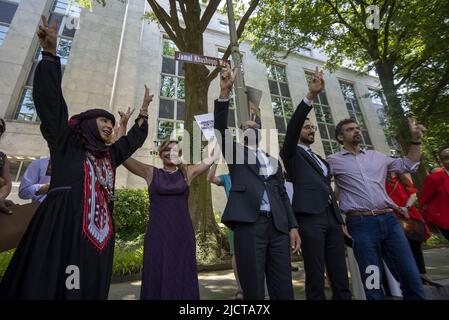 Tawakkol Karman, lauréate du prix Nobel, Sarah Leah Whitson, directrice générale DE DAWN, Nihad Awad, Directeur exécutif du Conseil des relations américano-islamiques (CAIR), et Abdullah Alaoudh, directeur de recherche, saoudien et eau, démocratie pour le monde arabe maintenant (AUBE), Et Raed Jarrar, le directeur du plaidoyer DE DAWN, se tient devant la cérémonie de dévoilement pour un panneau de rue nommé d'après le regretté journaliste du Washington Post Jamal Khashoggi, 'Khashoggi Way, à l'extérieur de l'ambassade d'Arabie Saoudite à Washington, DC mercredi, 15 juin 2022. Biden devrait rencontrer le prince héritier saoudien Mohammed bi Banque D'Images