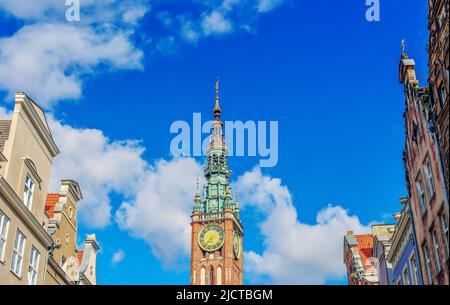 La tour de l'horloge est entourée de maisons de tente contre le ciel à Gdansk, en Pologne Banque D'Images