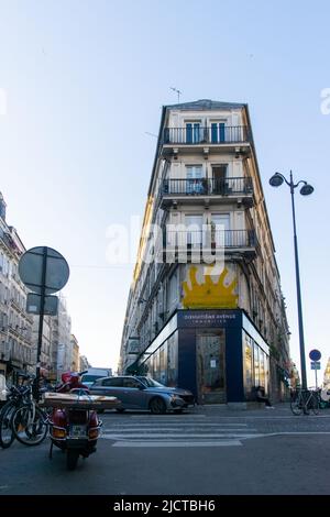 Bâtiment d'angle à la griseté à Montmartre, Paris Banque D'Images