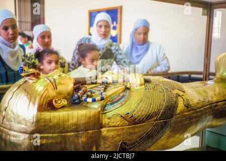 Le Caire, Egypte - 4 juin 2022 - Un groupe de musulmanes qui admirent le cercueil d'or de Toutankhamuns, le Caire, Egypte Banque D'Images