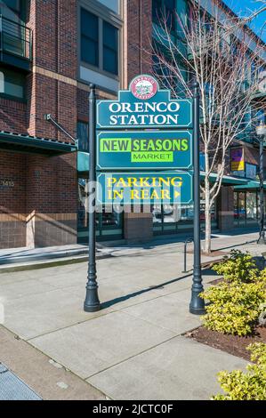 Panneau de marque pour les entreprises le long de ne Cornell Rd. À Hillsboro, Oregon. Près de Orenco Station Grill. Banque D'Images