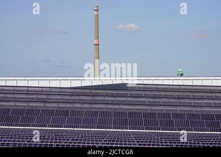 Sur le toit du Futurium sont des capteurs d'énergie solaire pour le photovoltaïque pour produire de l'électricité et des tuyaux solaires thermiques à la chaleur. Berlin, Allemagne, 29/4/22 Banque D'Images