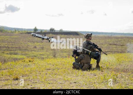 Japon. 10th mai 2022. Marines des États-Unis avec 1st Bataillon, 3D Marines, 3D Marine Division tir un missile anti-char Javelin tiré à l'épaule au centre d'entraînement d'armes combinées, Camp Fuji, Japon, 10 mai 2022. Cet exercice a permis de tester et de renforcer la capacité des Marines à mener des opérations distribuées, tout en démontrant leur volonté de sécuriser et de défendre rapidement les terrains clés afin de maintenir la sécurité régionale. 1/3 est déployé dans l'Indo-Pacifique sous 4th Marines dans le cadre du Programme de déploiement de l'unité. Crédit : U.S. Marines/ZUMA Press Wire Service/ZUMAPRESS.com/Alamy Live News Banque D'Images