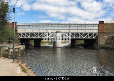 Le pont ferroviaire de la gare traversant la rivière Severn sur le côté sud de la gare de Shrewsbury. Banque D'Images