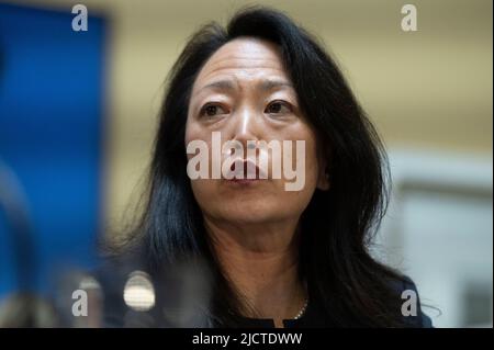Le Dr lois K. Lee MD, médecin pédiatrique en médecine d'urgence de l'Hôpital pour enfants de Boston, témoigne devant le Comité du Règlement de la Chambre des communes, sous-comité législatif et budgétaire Processâ audition sur les outils de lutte contre le trafic d'armes à feu et de réduction de la violence d'armes à feu dans nos communautés, à Capitol Hill, à Washington, mercredi, 15 juin 2022. Crédit : Cliff Owen/CNP Banque D'Images