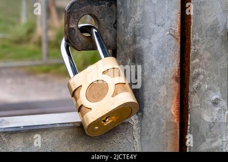 gros plan du cadenas, avec moraillon et fermoir maintenant la porte fermée, image conceptuelle à montrer verrouillé sans accès Banque D'Images