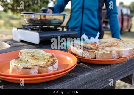 Femme préparant des toasts pour le petit déjeuner dans la nature Banque D'Images