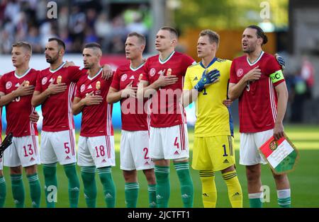 Le capitaine hongrois Adam Szalai (à droite) et les coéquipiers se mettent en file d'attente avant le match de la Ligue des Nations de l'UEFA au stade Molineux, à Wolverhampton. Date de la photo: Mardi 14 juin 2022. Banque D'Images