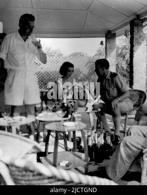 Des gens qui se détendent dans le mess des officiers au camp de Birmanie, Accra, Ghana, vers 1958 Banque D'Images