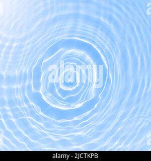 Texture eau bleue avec reflets du soleil et cercles d'eau sur la surface de l'eau effet de superposition pour photo ou maquette. Effet caustique de l'ombre portée organique Banque D'Images