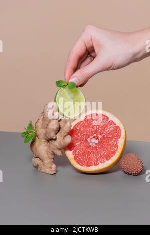 Équilibre de gingembre, de lime tranché, de pamplemousse, de litchi. Agrumes immunisés pour l'approvisionnement de l'organisme avec des vitamines. Alimentation saine, nourriture fraîche Banque D'Images