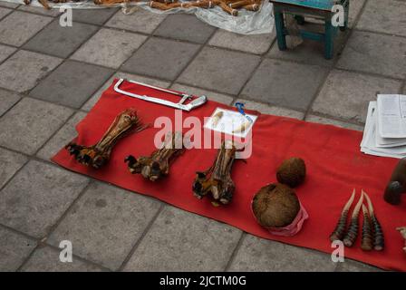 Pièces d'animaux à vendre sur le marché de Qingping. Ces griffes sont presque certainement illégales et juste sur une feuille de sorte qu'elles peuvent être saisies rapidement si la police vient. Banque D'Images