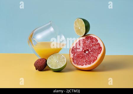 Ingrédients immunisés, fruits pour l'approvisionnement de l'organisme avec des antioxydants. Alimentation saine, aliments frais, équilibre du jus d'orange, pamplemousse, citron vert Banque D'Images