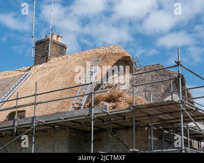 Détail montrant un toit de chaume en cours de réparation sur un chalet en pierre à Kimmeridge, Wareham, Dorset, Royaume-Uni. Banque D'Images