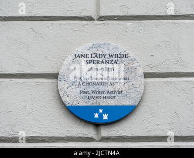 Une plaque à Jane Lady Wilde, poète écrivain et activiste et mère d'Oscar Wilde sur le mur de la maison familiale sur Merrion Square, Dublin, Irlande. Banque D'Images