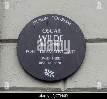 Sur le mur où Oscar Wilde a vécu sur Merrion Square, Dublin, une plaque à sa mémoire. Banque D'Images