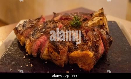 Délicieux steak de Fiorentina, steak de bœuf typique de Toscane, Italie Banque D'Images
