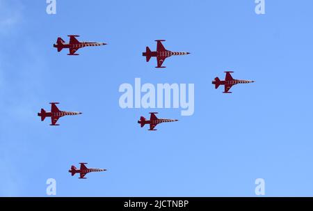 Istanbul Turquie 24 09 2021 les étoiles turques sont l'équipe de démonstration acrobatique de l'Armée de l'Air turque et l'équipe nationale de voltige de Turquie. Banque D'Images