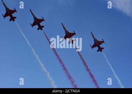 Istanbul Turquie 24 09 2021 les étoiles turques sont l'équipe de démonstration acrobatique de l'Armée de l'Air turque et l'équipe nationale de voltige de Turquie. Banque D'Images