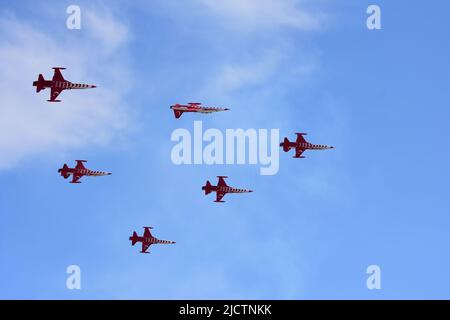 Istanbul Turquie 24 09 2021 les étoiles turques sont l'équipe de démonstration acrobatique de l'Armée de l'Air turque et l'équipe nationale de voltige de Turquie. Banque D'Images