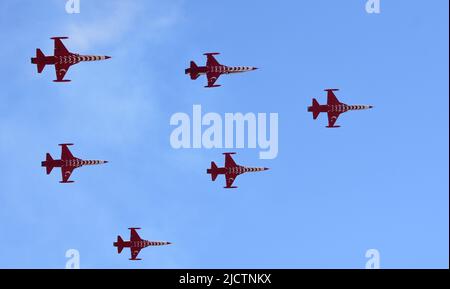 Istanbul Turquie 24 09 2021 les étoiles turques sont l'équipe de démonstration acrobatique de l'Armée de l'Air turque et l'équipe nationale de voltige de Turquie. Banque D'Images