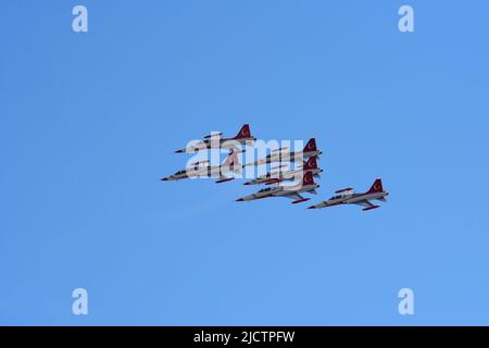 Istanbul Turquie 24 09 2021 les étoiles turques sont l'équipe de démonstration acrobatique de l'Armée de l'Air turque et l'équipe nationale de voltige de Turquie. Banque D'Images