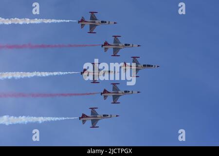 Istanbul Turquie 24 09 2021 les étoiles turques sont l'équipe de démonstration acrobatique de l'Armée de l'Air turque et l'équipe nationale de voltige de Turquie. Banque D'Images