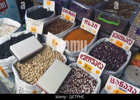 gros plan sur les haricots et les noix sur le marché de Tbilissi, Géorgie. Photo de haute qualité Banque D'Images