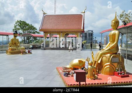 Statues de Bouddha dans le temple Wat Phra Yai (grande colline de Bouddha) - Pattaya, Thaïlande. Banque D'Images