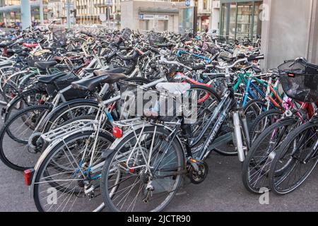 Beaucoup de vélos garés à côté de la gare de Cornavin à Genève en Suisse. Banque D'Images