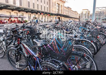 Beaucoup de vélos garés à côté de la gare de Cornavin à Genève en Suisse. Banque D'Images