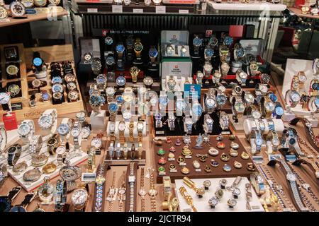 Une collection de montres suisses de différentes marques est affichée dans une fenêtre de magasin. Banque D'Images