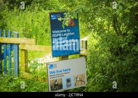 11.06.2022 Silverdale, Lancashire, Royaume-Uni. Panneaux à la RSPB accueillant les gens à la réserve naturelle Banque D'Images
