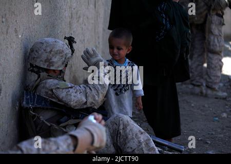 Caporal de lance du corps des Marines des États-Unis Miguel Sixto, nommé markman, avec 1st Bataillon, 8th Marine Regiment (1/8), équipe de combat régimentaire 6, salue an Afg Banque D'Images