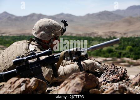 Caporal de lance du corps des Marines des États-Unis Miguel Sixto, nommé markman, avec 1st Bataillon, 8th Marine Regiment (1/8), équipe de combat régimentaire 6, veille Banque D'Images