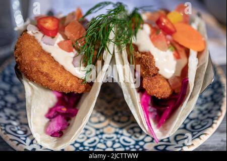 Des tacos aux crevettes frites au panko sont servis dans un restaurant de Norrkoping en Suède Banque D'Images