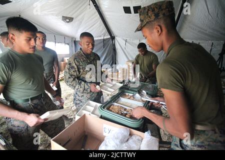 Les Marines des États-Unis, qui ont un bataillon de 1st, 8th Marine Regiment, 2D Marine Division, préparent le chow sur la base d'opération avancée (FOB) Bluebird pour leur déploiement Banque D'Images