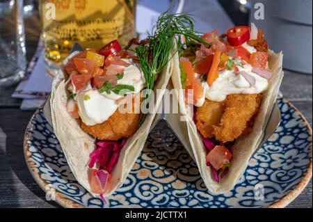 Des tacos aux crevettes frites au panko sont servis dans un restaurant de Norrkoping en Suède Banque D'Images