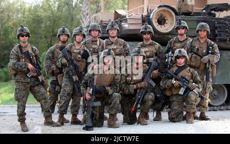 Marines des États-Unis avec 3rd Squad, 3rd peloton, Bravo Company, 1st Bataillon, 8th Marine Regiment (1/8), 2D Marine Division, regardez dans la caméra pour un squat Banque D'Images