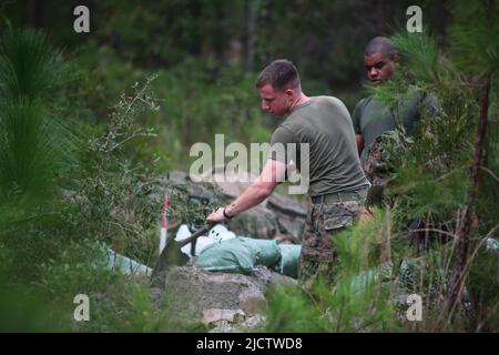 Les Marines des États-Unis avec Bravo Company, 1st Bataillon, 8th Marine Regiment (1/8), 2D Marine Division, creusent leur trou de combat dans la zone d'atterrissage (LZ) ou Banque D'Images