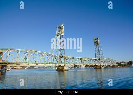 L'ancien Memorial Bridge de Prescott Park à Portsmouth, New Hampshire. Ce pont traverse la rivière Piscataque. Banque D'Images