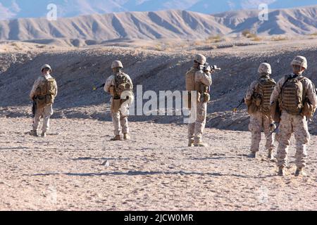 Les Marines des États-Unis, avec 1st Bataillon, 8th Marine Regiment (1/8), 2D Marine Division, conduisent une voie d'entraînement improvisée à bord de Mar Banque D'Images