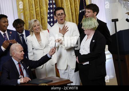 Washington, États-Unis. 15th juin 2022. LE président AMÉRICAIN Joe Biden donne un stylo à Javier Gomez, un militant de la Jeunesse, après avoir signé un ordre exécutif lors d'un événement du mois de la fierté dans la salle est de la Maison Blanche à Washington, DC mercredi, 15 juin 2022. Biden a signé le décret exécutif visant à promouvoir l'égalité pour les personnes LGBTQI. Photo par Ting Shen/UPI crédit: UPI/Alay Live News Banque D'Images