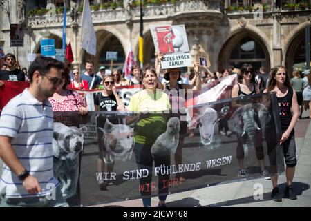 Munich, Allemagne. 04th juin 2022. Plus de 230 personnes se sont rassemblées à Munich, en Allemagne, lors de la Marche de libération des animaux pour protester contre la consommation de viande, les aliments d'origine animale, la chasse, le cuir et la fureur et pour un régime végétalien pour tout le monde. (Photo par Alexander Pohl/Sipa USA) crédit: SIPA USA/Alay Live News Banque D'Images