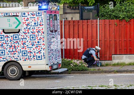 Murr, Allemagne. 15th juin 2022. Un policier examine la roue de course d'un enfant sur les lieux d'un accident. Une fille de deux ans et sa mère ont été touchées par une voiture près de Murr (district de Ludwigsburg) et grièvement blessées. Le conducteur a fui les lieux de l'accident, a déclaré un porte-parole de la police. Le tout-petit avait fait rouler son vélo de course sur une route mercredi soir, lorsque la voiture a frappé. La mère essayait toujours de tirer l'enfant vers l'arrière. Les deux ont subi de graves blessures. Credit: Karsten Schmalz/KS-Images.de/dpa/Alamy Live News Banque D'Images