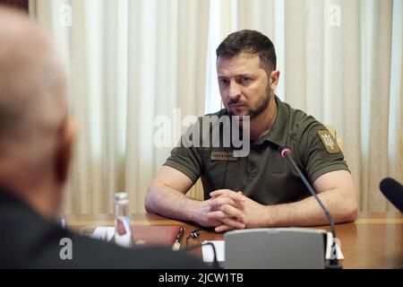 Kiev, Ukraine. 15th juin 2022. Le président ukrainien Volodymyr Zelenskyy, à droite, lors d’une réunion avec le Premier ministre albanais EDI Rama, et le Premier ministre du Monténégro Dritan Abazovic, ont quitté le bâtiment de l’administration présidentielle, à 15 juin 2022, à Kiev, en Ukraine. Credit: Sarsenov Daniiar/Présidence ukrainienne/Alamy Live News Banque D'Images