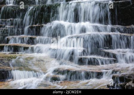 Fletcher Cascades sur le ruisseau Drakes, dans la vallée de Waterville, au New Hampshire, pendant les mois de printemps. Cette zone a été enregistrée pendant l'époque de l'exploitation forestière de la rivière Mad. Banque D'Images