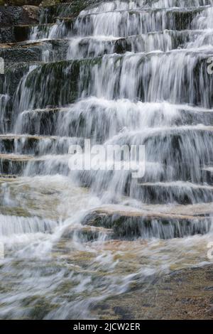 Fletcher Cascades sur le ruisseau Drakes, dans la vallée de Waterville, au New Hampshire, pendant les mois de printemps. Cette zone a été enregistrée pendant l'époque de l'exploitation forestière de la rivière Mad. Banque D'Images