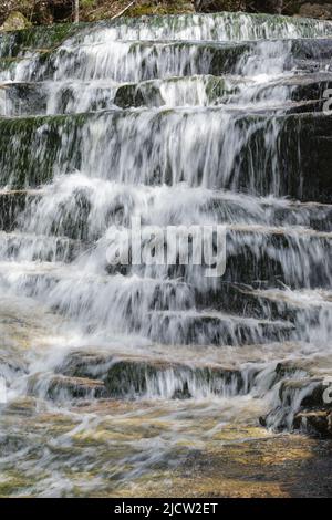 Fletcher Cascades sur le ruisseau Drakes, dans la vallée de Waterville, au New Hampshire, pendant les mois de printemps. Cette zone a été enregistrée pendant l'époque de l'exploitation forestière de la rivière Mad. Banque D'Images